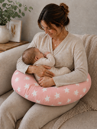 Coussin d’allaitement grandes étoiles rose
