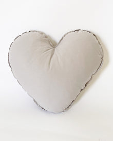 Coussin décoratif cœur ( gris)