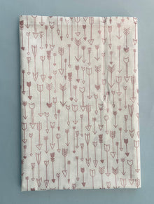 Drap plat 120 x 80 cm ( thème flèches rose)